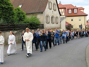 Der Kirchenzug führte durch den Ort zur Laurentiuskirche. Foto: Johanna Blum