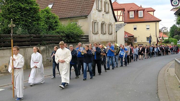 Der Kirchenzug führte durch den Ort zur Laurentiuskirche. Foto: Johanna Blum