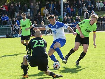 In dieser Szene kassiert der SV Ramsthal um (von links) André Büttner, Keeper Simon Schneider und Johannes Brand den spielentscheidenden dritten Treffer vom Kissinger Vlad Ruja. Foto: ssp