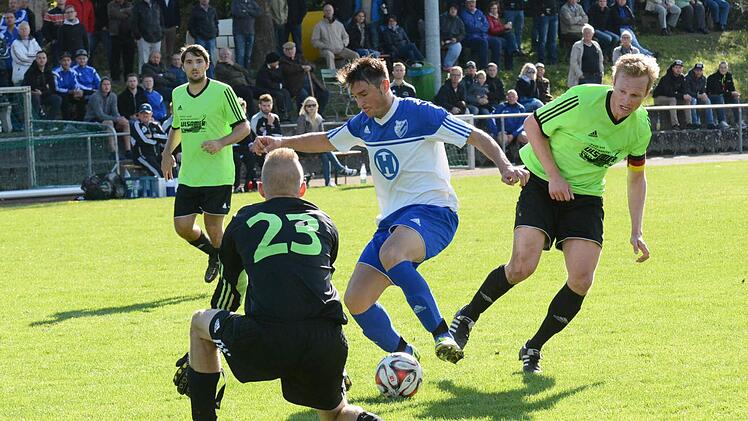 In dieser Szene kassiert der SV Ramsthal um (von links) André Büttner, Keeper Simon Schneider und Johannes Brand den spielentscheidenden dritten Treffer vom Kissinger Vlad Ruja. Foto: ssp