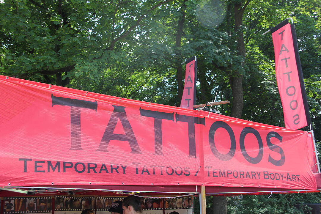 Zu einem Rockfestival gehören natürlich auch Tattoos