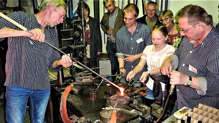 Beliebt ist die Glasmachervorführung am früheren Halbautomaten, der für eine Arbeitserleichterung gesorgt hat. Gerd Fleischmann