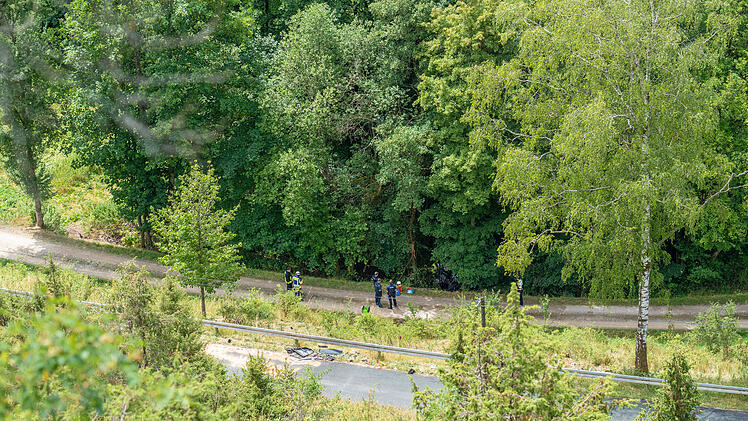 T&ouml;dlicher Unfall im Kleinziegenfelder Tal Weismain (Landkreis Lichtenfels) - Auto st&uuml;rzt 70-Meter-Steilhang hinab - Fahrer (51) stirbt