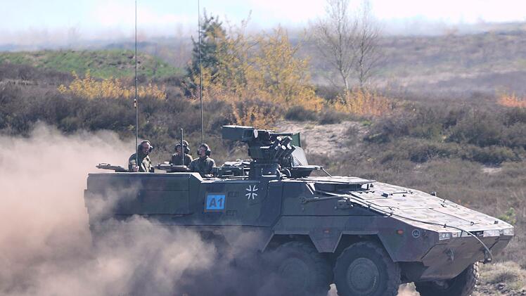 Bundeskanzler Merz besucht Bundeswehr in Munster