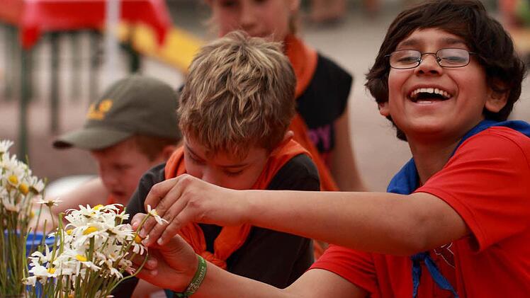 Die Lichtenfelser Pfadfinder basteln Blumenschmuck. Fotos: Manuel Stark