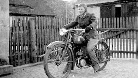 Gretel Hawel machte mit 17 den Motorradführerschein und holte dann die Kree-Stangen von den Bauern ab. Foto: privat