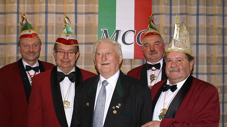 Die geehrten Gründungsmitglieder Robert Leicht und Martin Rudel, umrahmt vom Zweiten Vorsitzenden Hans-Werner Müller, Schatzmeister Thomas Nickoleit und Sitzungspräsident Erhard Hippacher (von links). Foto: Jürgen Rittmeier