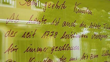 Thomas Weiß verabschiedet sich mit einem Zettel im Schaufenster der Filiale in der Langgasse von seiner Kundschaft.  Foto: Miriam Hegner