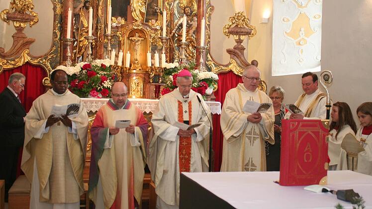Am Altar der Sambacher Kirche feierten Pater Evodius aus Tansania, Ortspfarrer Wolfgang Eßel, Erzbischof Schick, Diakon Alfred Beyer, Dekan Albert Müller (von links)