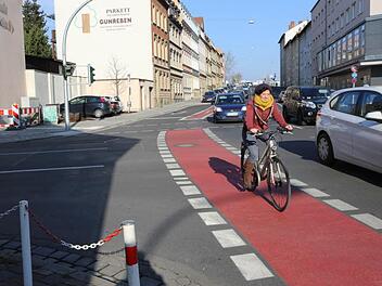 Der Radweg an der Kreuzung Pfisterstraße/Nürnberger Straße wurde neu gestaltet, um den Anschluss in der Peuntstraße wird noch gerungen.   Foto: Barbara Herbst