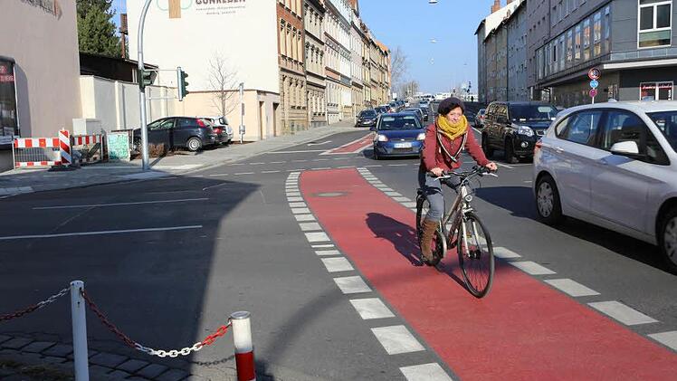Der Radweg an der Kreuzung Pfisterstraße/Nürnberger Straße wurde neu gestaltet, um den Anschluss in der Peuntstraße wird noch gerungen.   Foto: Barbara Herbst