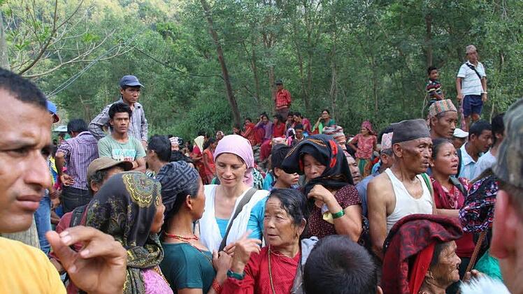 Alexandra Schmitz im Erdbebengebiet von Nepal, wo sie sich mit den anderen Helfern bis Ende Mai aufhält  Foto: FriendCircle WorldHelp