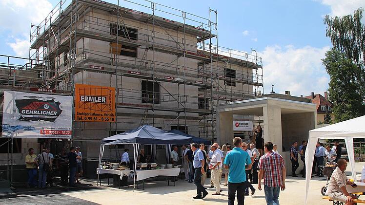 Im Innenhof vor dem Rohbau der Kubenhäuser wurde Richtfest gefeiert. Foto: Ulrike Nauer