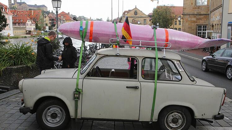 In Bamberg sorgte der Trabant mit seinem in rosa Folie verpackten Abwurftank eines Kampfjets für Aufsehen. Foto: RiegerPress