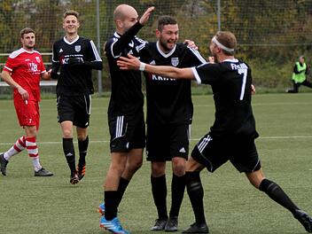 Torjubel beim FC Sand: Das war in den bisherigen Begegnungen in der Fußball-Bayernliga Nord ein gewohntes Bild im Seestadion. Andre Karmann, Andre Schmitt, Florian Gundelsheimer und Dominic Leim (von rechts) feiern einen Treffer beim 2:1-Erfolg gegen den TSV Aubstadt.