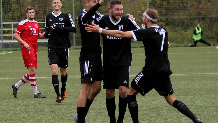 Torjubel beim FC Sand: Das war in den bisherigen Begegnungen in der Fußball-Bayernliga Nord ein gewohntes Bild im Seestadion. Andre Karmann, Andre Schmitt, Florian Gundelsheimer und Dominic Leim (von rechts) feiern einen Treffer beim 2:1-Erfolg gegen den TSV Aubstadt.