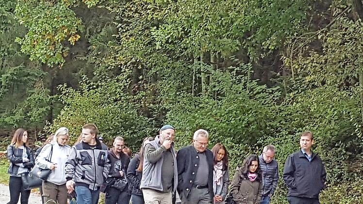 Karl-Peter Schwegel, Beh&ouml;rdenleiter Schmittn&auml;gel und Landrat Ulm spazieren entlang der Wertsch&ouml;pfungskette von S&uuml;&szlig;wasserfisch.