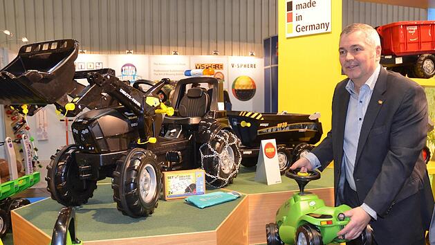 Export Manager Rainer Knauer zeigt das neueste Modell aus der Rolly Toys Flotte, den Deutz Warrior.Rainer Lutz