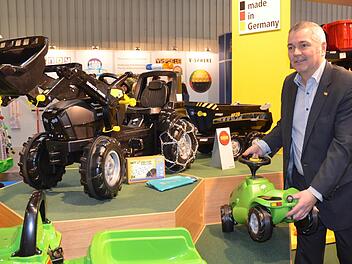 Export Manager Rainer Knauer zeigt das neueste Modell aus der Rolly Toys Flotte, den Deutz Warrior.Rainer Lutz