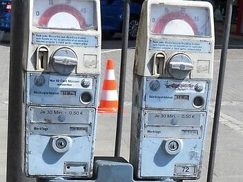 Die mittlerweile antiquierten Parkuhren in Kronach werden bald der Vergangenheit angehören und nicht mehr das Stadtbild "zieren". Foto: Karl-Heinz Hofmann