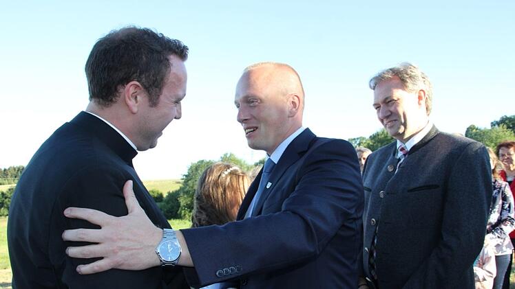 Tobias Fehn mit dem Steinbacher  Bürgermeister Thomas Löffler und dem Kronacher Landrat Klaus Löffler (von links).  Foto: Veronika Schadeck