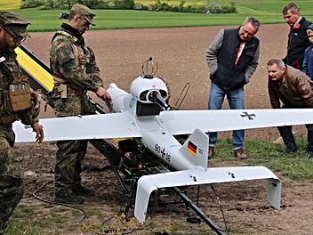 Ex-Soldat Wilhelm Kleinlein, der Burgvogt von Königsberg, Eddi Klug, und Zweiter Bürgermeister Alexander Krauser (v.l.) nahmen die Flugdrohne auf der Abschussrampe genau in Augenschein.  Foto: Helmut Will
