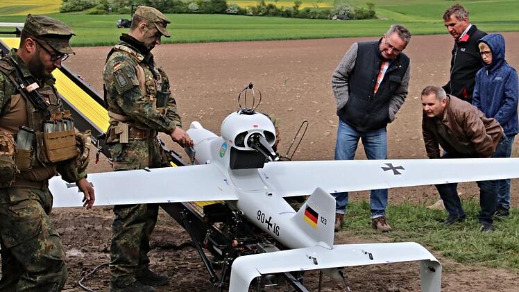 Ex-Soldat Wilhelm Kleinlein, der Burgvogt von Königsberg, Eddi Klug, und Zweiter Bürgermeister Alexander Krauser (v.l.) nahmen die Flugdrohne auf der Abschussrampe genau in Augenschein.  Foto: Helmut Will