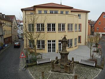 Zu kleine Zimmer, Nasszellen auf dem Gang, aber wegen seiner zentralen Lage mitten in der Stadt beliebt: Der Stadtrat möchte das Bürgerspital Hammelburg unbedingt erhalten. Foto: Wolfgang Dünnebier