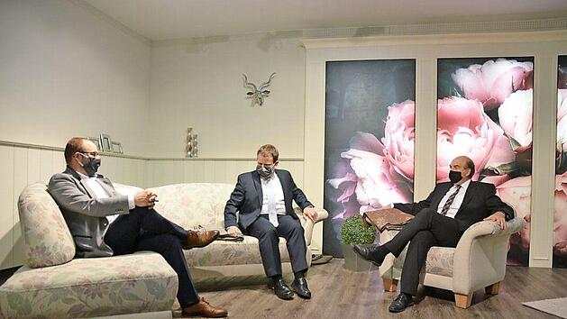 Landhausstil zu 100 Prozent aus Oberfranken bei Ponsel (von links): Sebastian Straubel, Weidhausens Zweiter B&uuml;rgermeister Michael Hofmann und Wirtschaftsf&ouml;rderer Martin Schmitz. Fotos: Rainer Lutz
