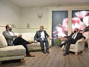 Landhausstil zu 100 Prozent aus Oberfranken bei Ponsel (von links): Sebastian Straubel, Weidhausens Zweiter Bürgermeister Michael Hofmann und Wirtschaftsförderer Martin Schmitz. Fotos: Rainer Lutz