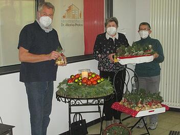 Pfleger Jürgen Schmidbauer (links) und Pflegerin Monika Fella (rechts) dankten Johanna Neeb, die dem Dr. Probst-Seniorenheim 100 Plätzchen-Tüten zum Nikolaustag überbrachte.