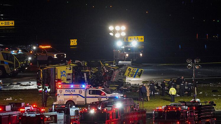 Flugzeug kollidiert in New York mit Fahrzeug