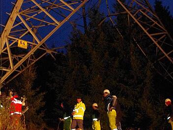 Bei der Rettung des 24-Jährigen waren mehrere Einsatzkräfte vor Ort am Strommast. Foto: Heike Schülein