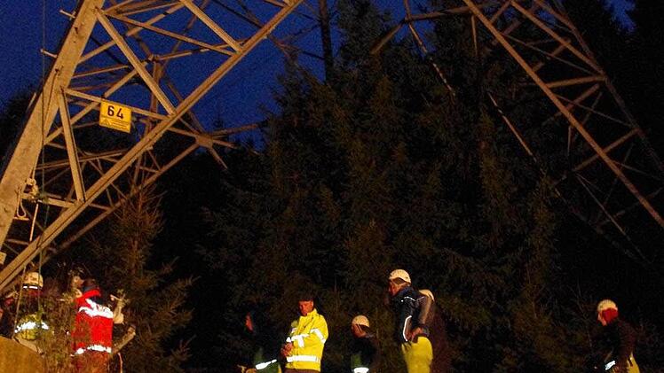 Bei der Rettung des 24-Jährigen waren mehrere Einsatzkräfte vor Ort am Strommast. Foto: Heike Schülein
