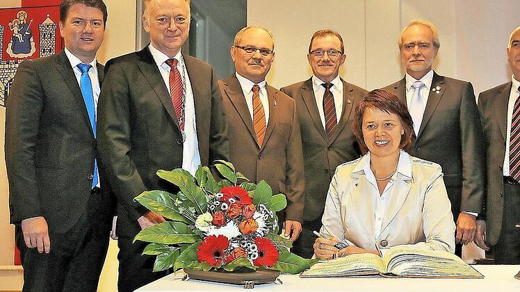 Für ihr langjähriges Engagement wurden ausgeschiedene Stadträte in einer Feierstunde mit Stadtmedaillen geehrt. Unser Bild zeigt (von links) den Landtagsabgeordneten Sandro Kirchner, Bürgermeister Helmut Blank, Wolfgang Brust (Silberne Stadtmedaille), Arno Schlembach (Silber), Christine Seger (Silber), Norbert Reiter (Gold), Hermann Brust (Silber) und Karl-Peter Will (Gold).