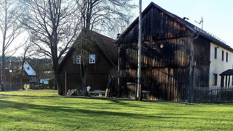 Der Lindauer Dorfplatz. Links das Dorfhaus, rechts das Gebäude. das die Gemeinde Trebgast jetzt erworben hat. Foto: Dieter Hübner