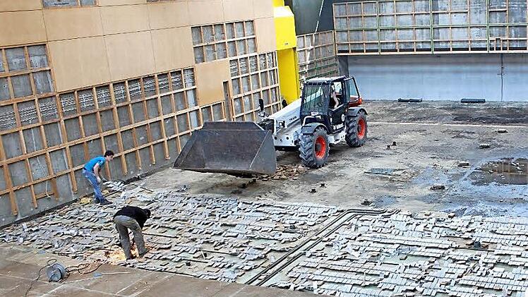 Bis Ende Juni soll die Entkernung der Obermainhalle in Burgkunstadt abgeschlossen sein, momentan entfernen Arbeiter die Reste der Fußbodenheizung.  Foto: Anja Greiner