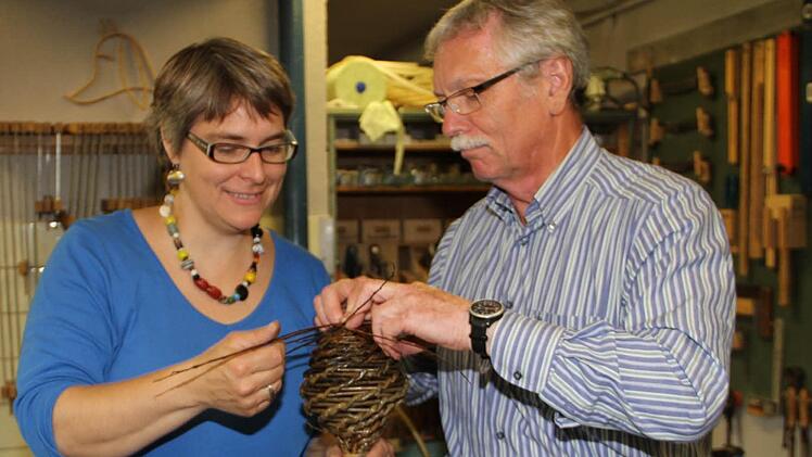 Kursleiterin Monika Nickel-Stein und Josef Herter aus Engstingen, für den es der erste Kontakt mit der Weide ist.