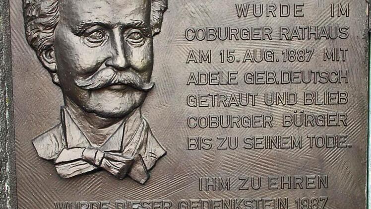 Dieser Gedenkstein im Rosengarten erinnert an den Coburger Bürger Johann Strauß. Foto: Archiv/Jochen Berger