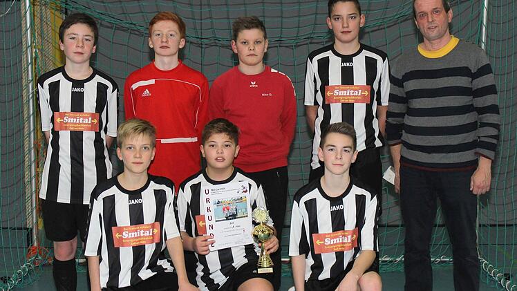 Sie gewannen den Pokal bei den Mini-Kickern: Die Vertretung aus Zeil mit (jeweils von links, hintere Reihe): Lukas Zehe, Lukas Baumgärtner, Nico Obermaier, Alban Berisha sowie (vorne) Fabian Swatschek, Luis Penton Bombalier und Tim Pitzke. Rechts Dekanatsjugendseelsorger Matthias Vetter. Foto: Helmut Will