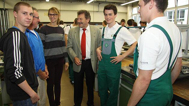 Inmitten seiner Azubis ist Bernhard Schwab in seinem Element. Foto: privat