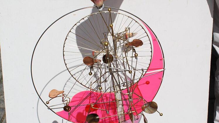 Reiner Fischer zeigt ein Schattenspiel Foto: Carmen Schwind