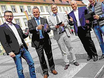 Das Bild zeigt von links: Toni Spitzenpfeil, Stadtwerke-Gesch&auml;ftsf&uuml;hrer Michael Fiedeldey, Oberb&uuml;rgermeister Andreas Starke, Hans J&uuml;rgen Bengel sowie Volker Richter von Stadtnetz Bamberg  Foto: Stadt Bamberg