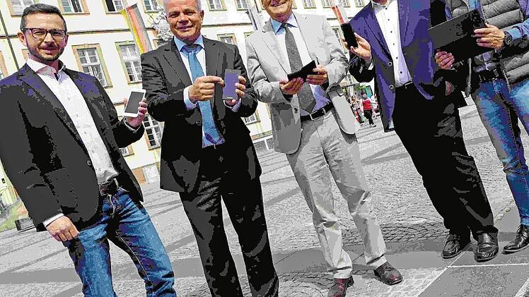 Das Bild zeigt von links: Toni Spitzenpfeil, Stadtwerke-Gesch&auml;ftsf&uuml;hrer Michael Fiedeldey, Oberb&uuml;rgermeister Andreas Starke, Hans J&uuml;rgen Bengel sowie Volker Richter von Stadtnetz Bamberg  Foto: Stadt Bamberg