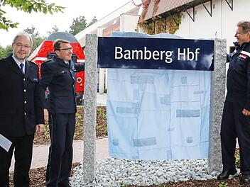Der Name des neuen Bahnhofs wird enthüllt. Foto: Matthias Hoch