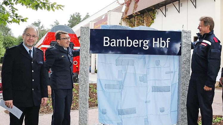 Der Name des neuen Bahnhofs wird enthüllt. Foto: Matthias Hoch