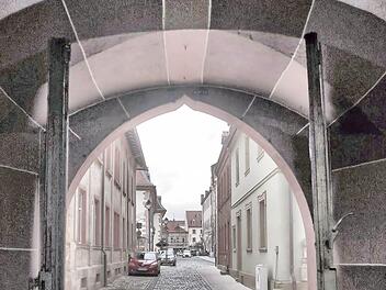 "Offene Türen ..." lautet das Jahresthema der Pfarrei und der ganzen Pfarreiengemeinschaft, hier umgesetzt mit einem Blick aus der Stadtpfarrkirche in die Kirchgasse. Foto: Barbara Oschmann