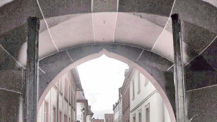 "Offene Türen ..." lautet das Jahresthema der Pfarrei und der ganzen Pfarreiengemeinschaft, hier umgesetzt mit einem Blick aus der Stadtpfarrkirche in die Kirchgasse. Foto: Barbara Oschmann