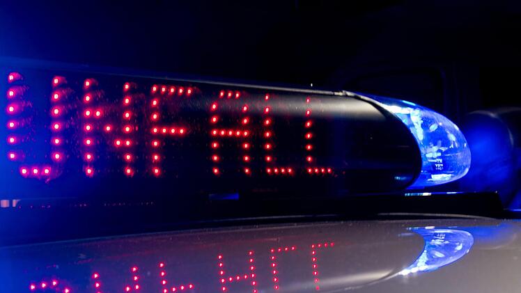 Bei einem Unfall in der N&auml;he von G&ouml;ssenheim st&uuml;rzte ein 50-j&auml;hriger Biker und dessen Sozia. Die beiden verletzten sich schwer. Symbolbild: Monika Skolimowska/ZB/dpa