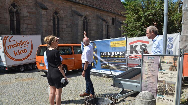 Vormittags-Besprechung auf dem Kirchenplatz